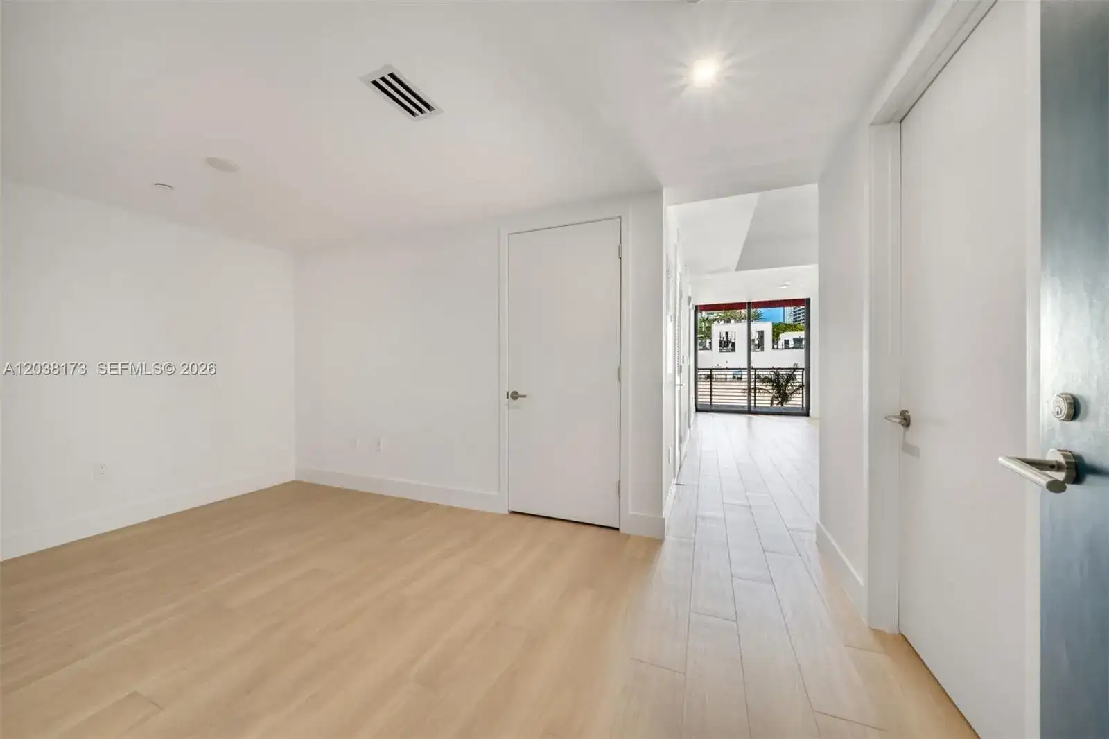 90 32 # 503, Miami FL 33131 photo 5