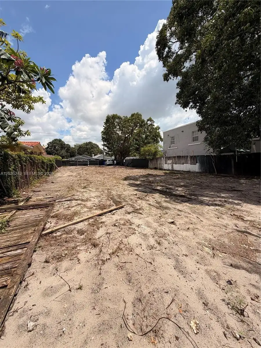 2544 SW 17th St, Miami FL 33145 photo 2