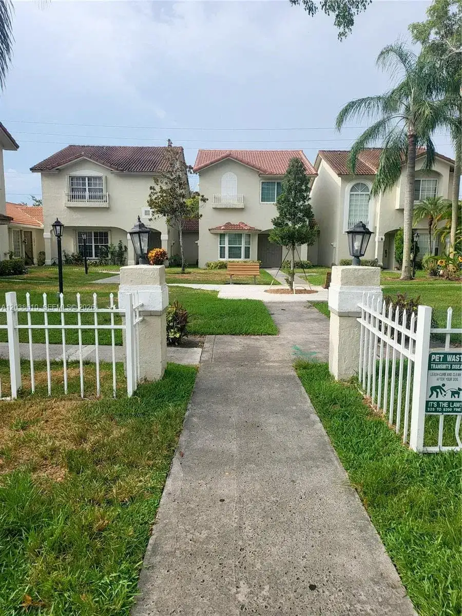 10877 NW 8th St, Pembroke Pines FL 33026 photo 3
