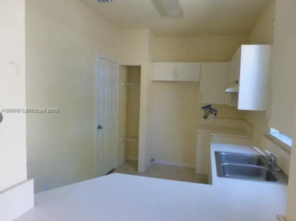 641 E Mowry Ct, Homestead FL 33030 photo 5