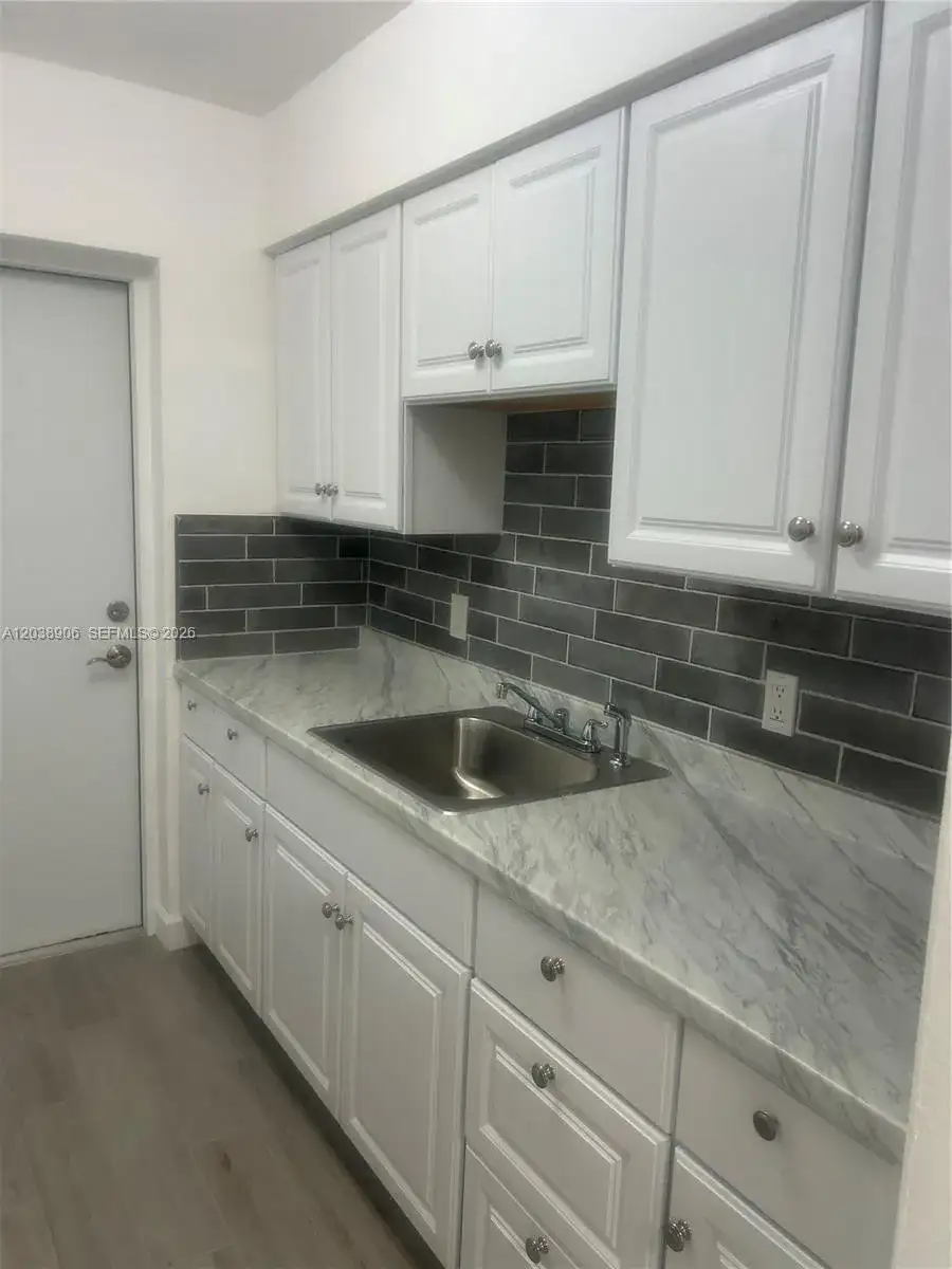 415 76th St # 8, Miami Beach FL 33141 photo 5