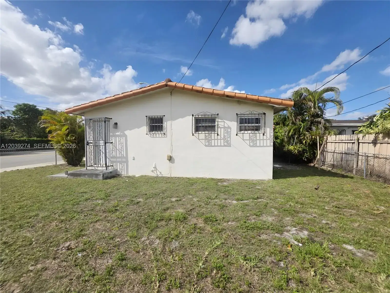 405 SE 4th Ave, Hialeah FL 33010 photo 2
