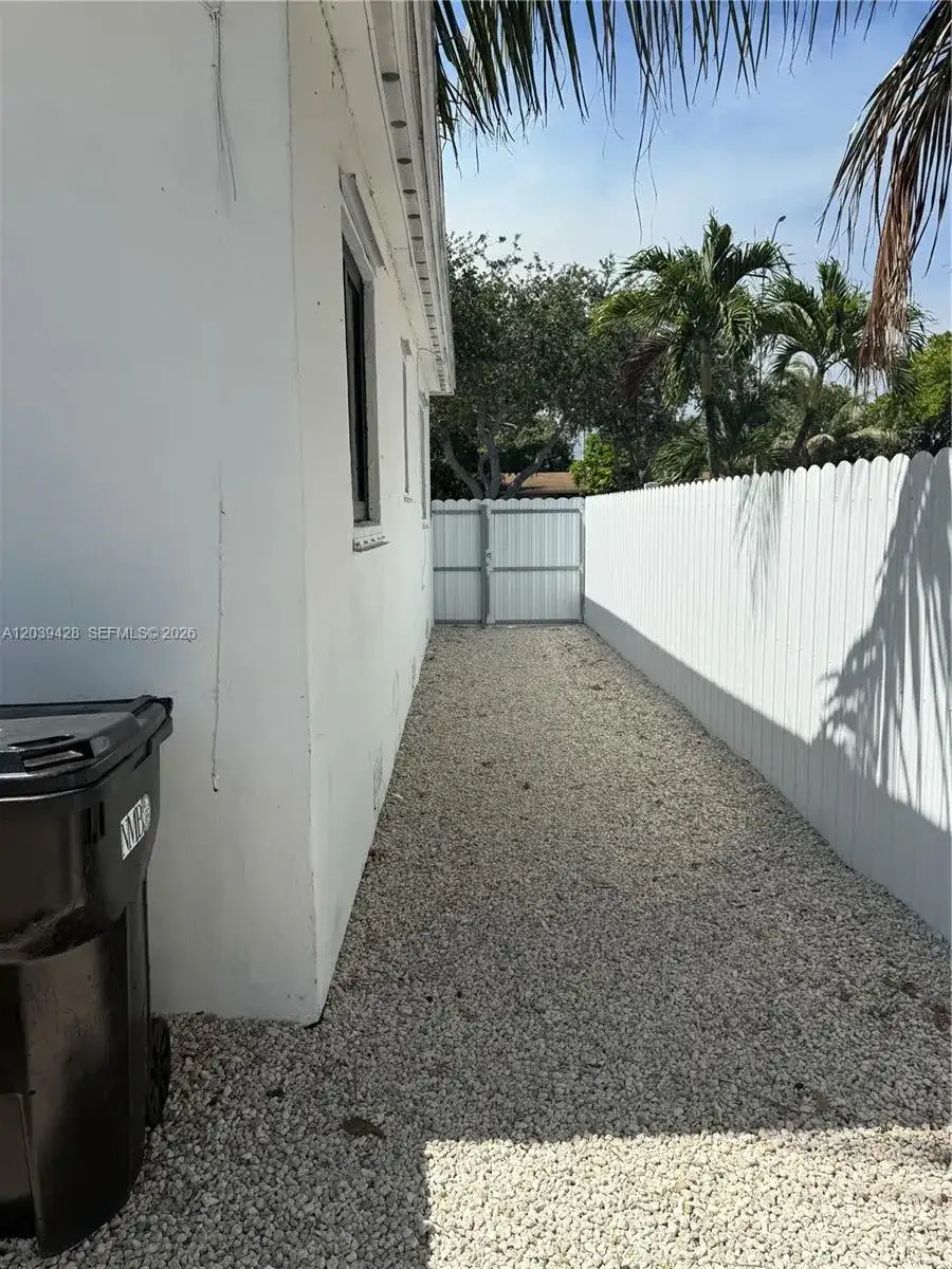 1880 NE 159th St, North Miami Beach FL 33162 photo 4