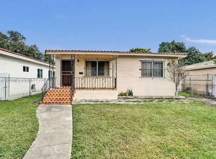 831 NW 21st Ct # 0, Miami FL 33125 photo 3