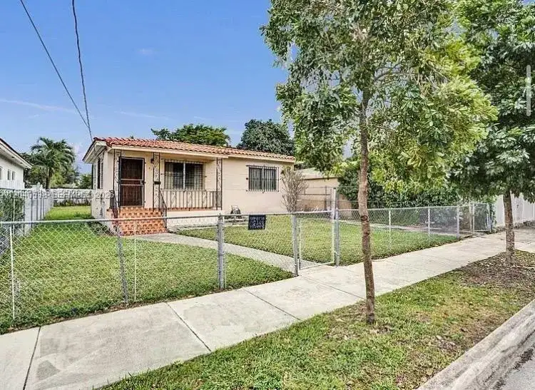 831 NW 21st Ct, Miami FL 33138 photo 2