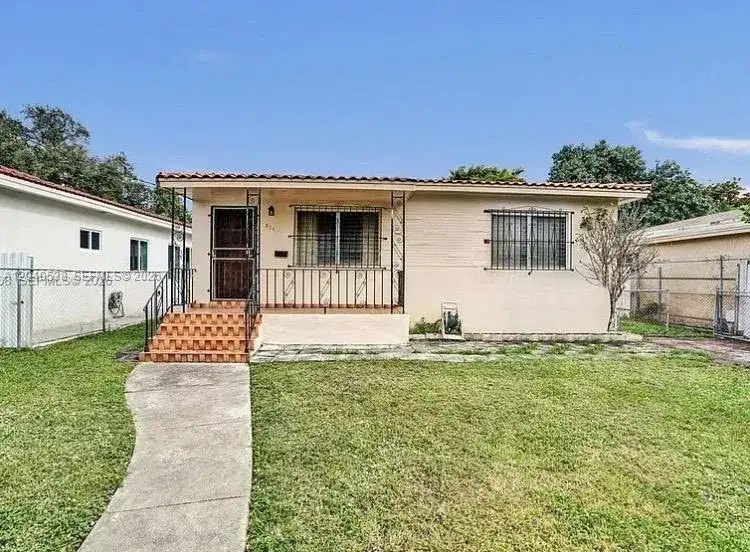 831 NW 21st Ct, Miami FL 33138 photo 3