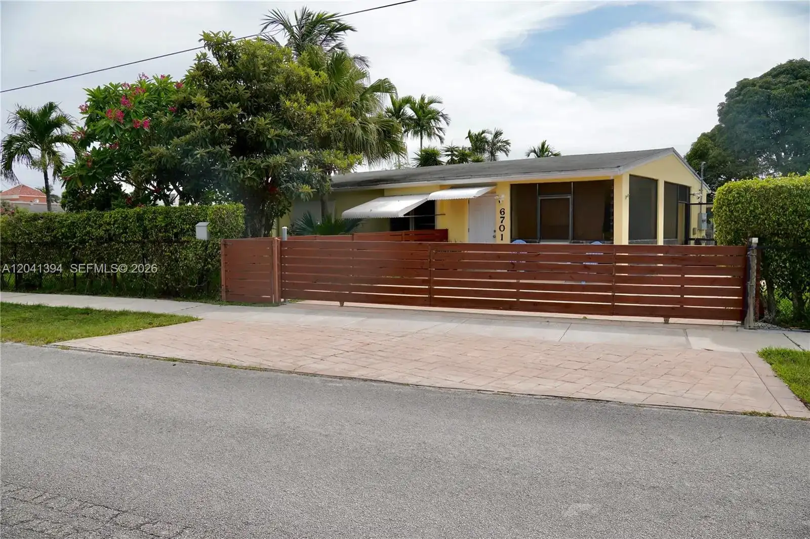 6701 Harding St, Hollywood FL 33024 photo 2