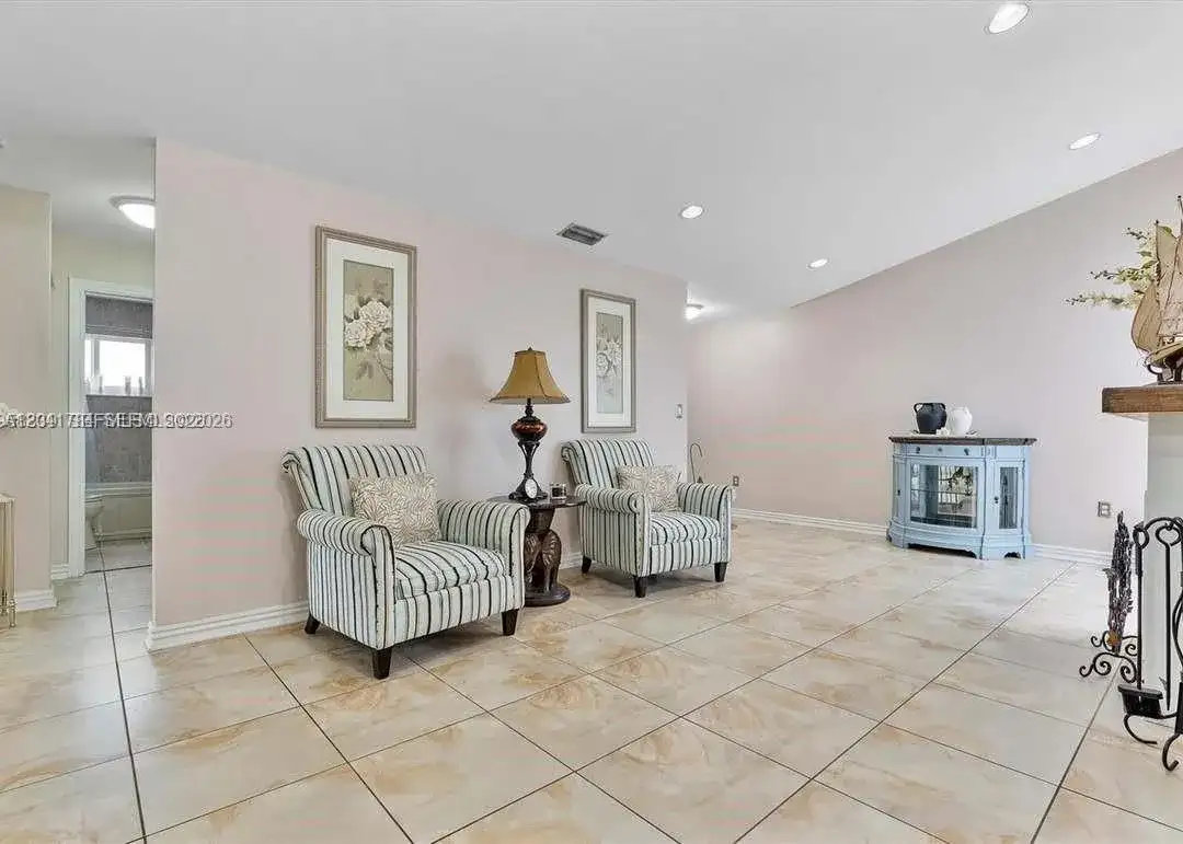 16834 NW 70th Ave, Hialeah FL 33015 photo 2
