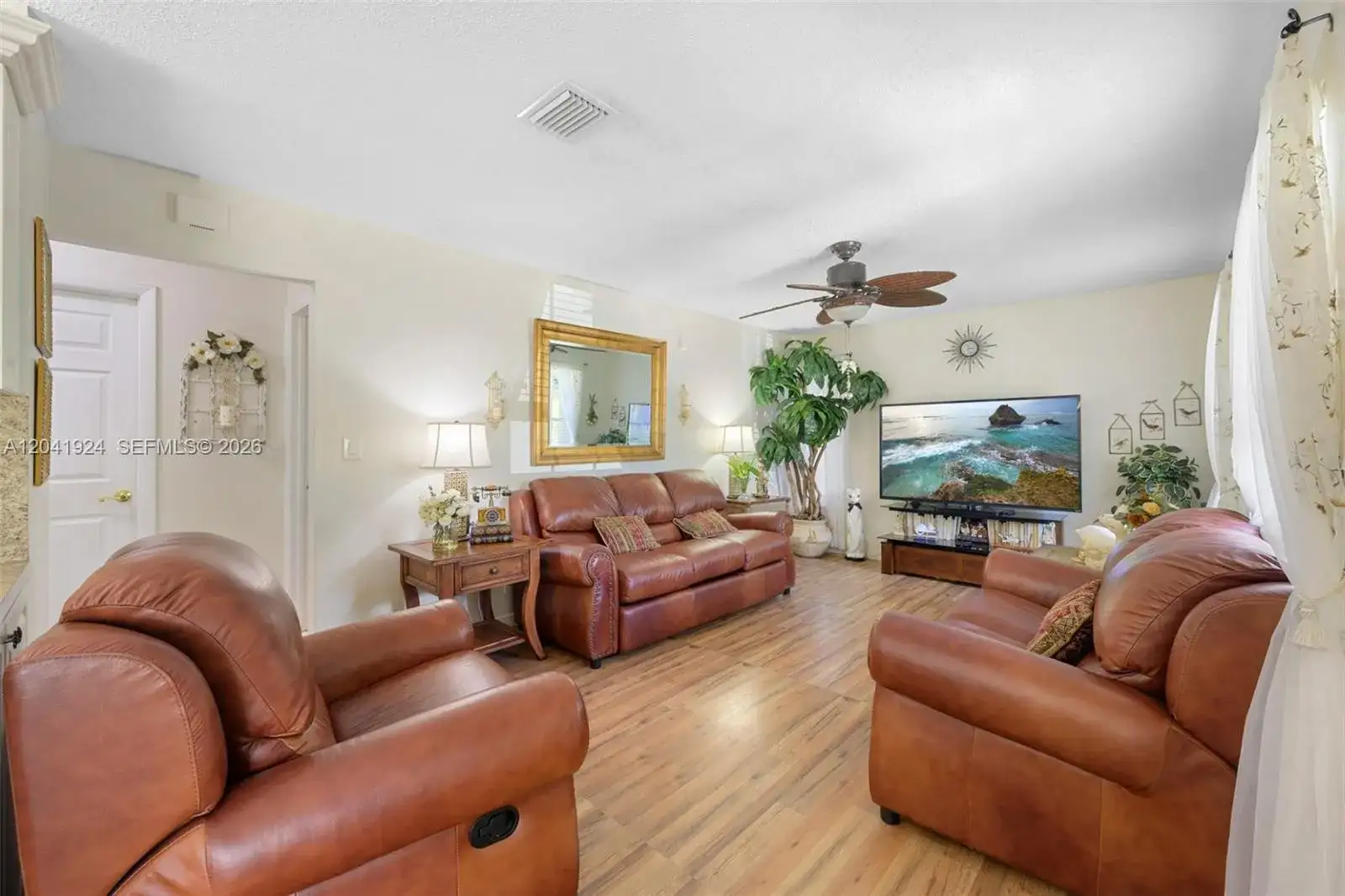 906 SW 8th Ave, Hallandale Beach FL 33009 photo 2