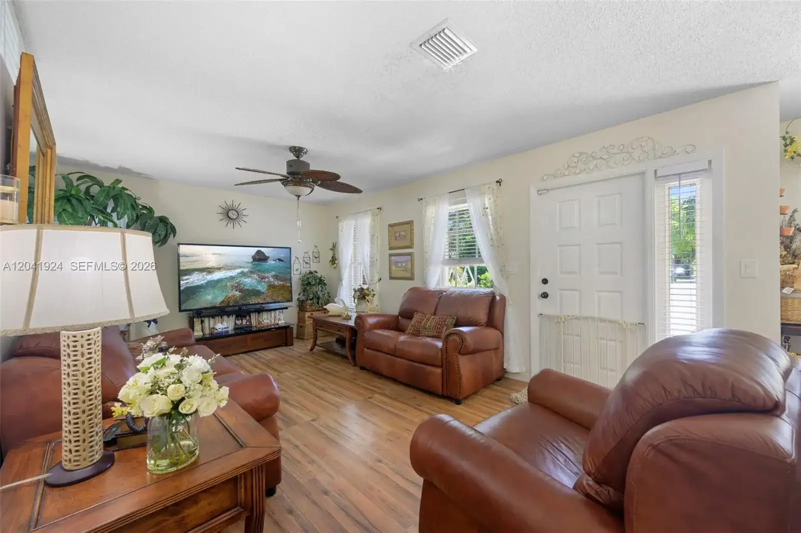 906 SW 8th Ave, Hallandale Beach FL 33009 photo 3