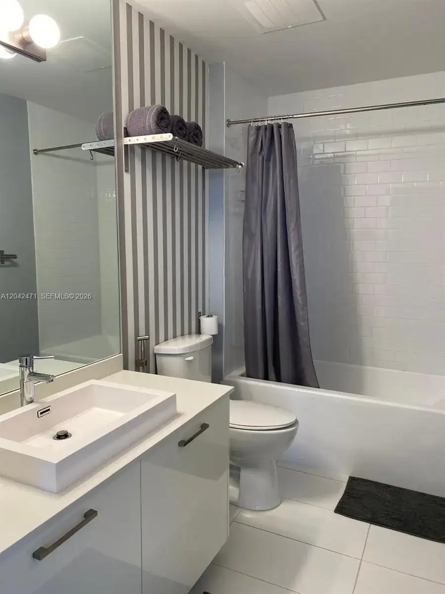 151 SE 1st St # 2401, Miami FL 33131 photo 4