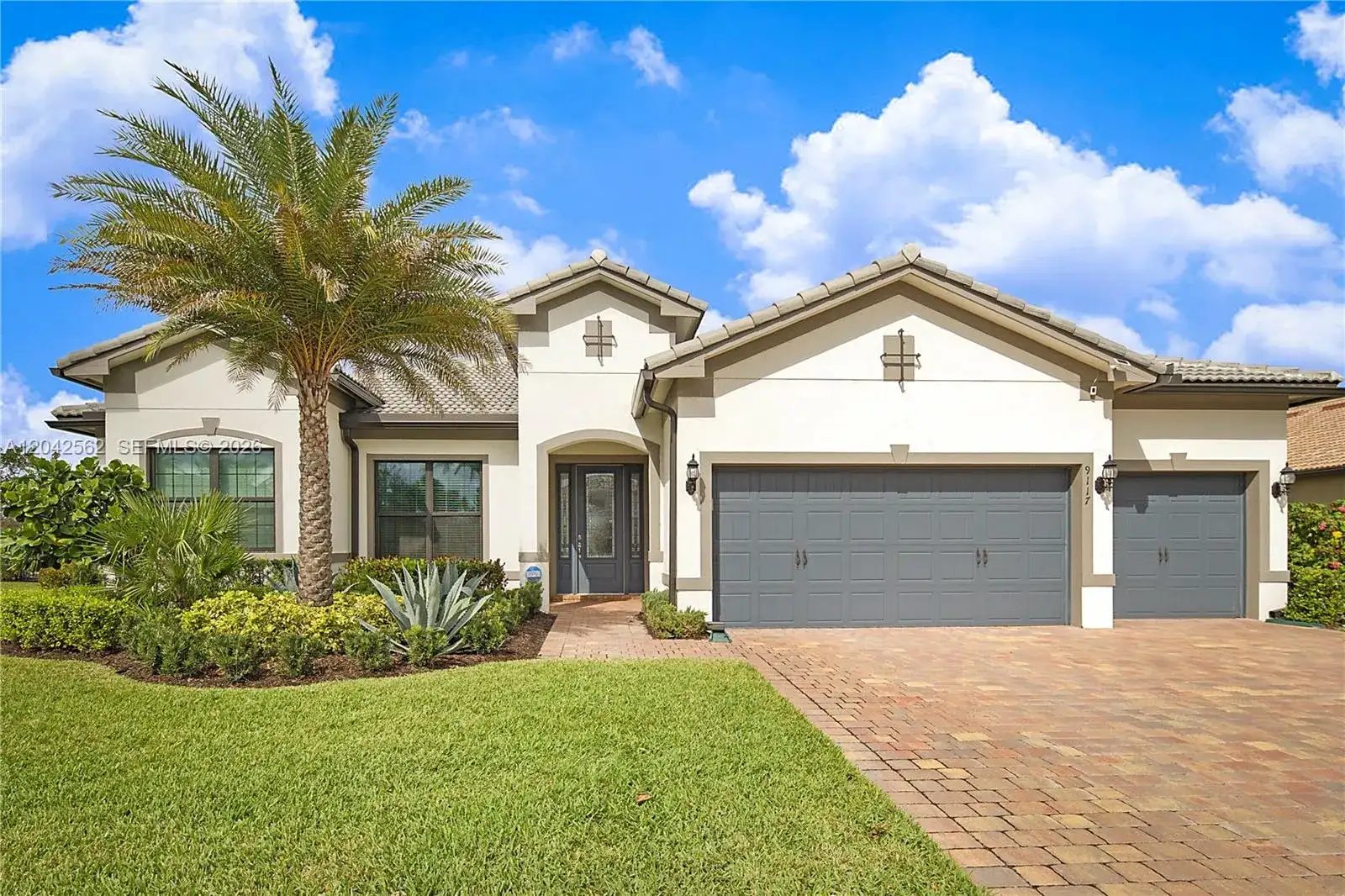 9117 Balsamo Dr, Palm Beach Gardens FL 33412 photo 2