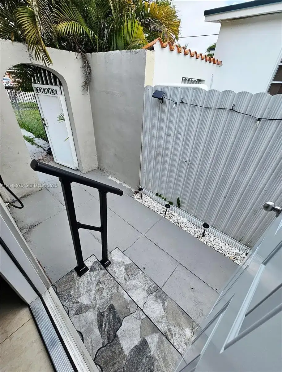000 NW 51 AVE, Miami FL 33126 photo 2