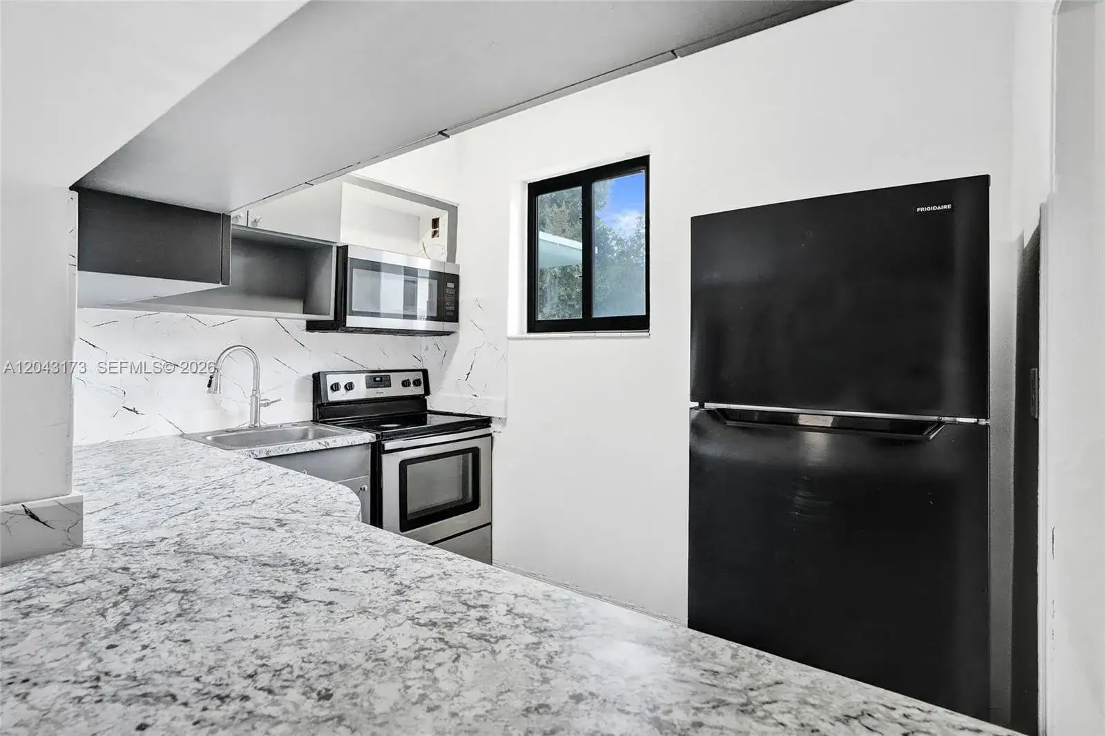 1400 NE 148th St, Miami FL 33161 photo 2
