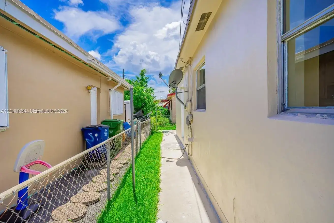805 NW 3rd Ter, Hallandale Beach FL 33009 photo 2