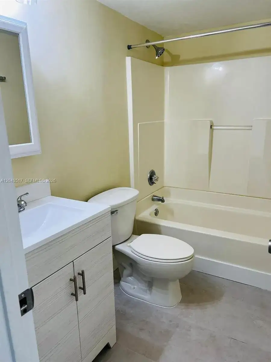 2301 NE 6th Ave # 204, Wilton Manors FL 33305 photo 3