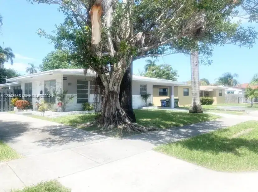 1005 NE 2nd St, Hallandale Beach FL 33009 photo 3