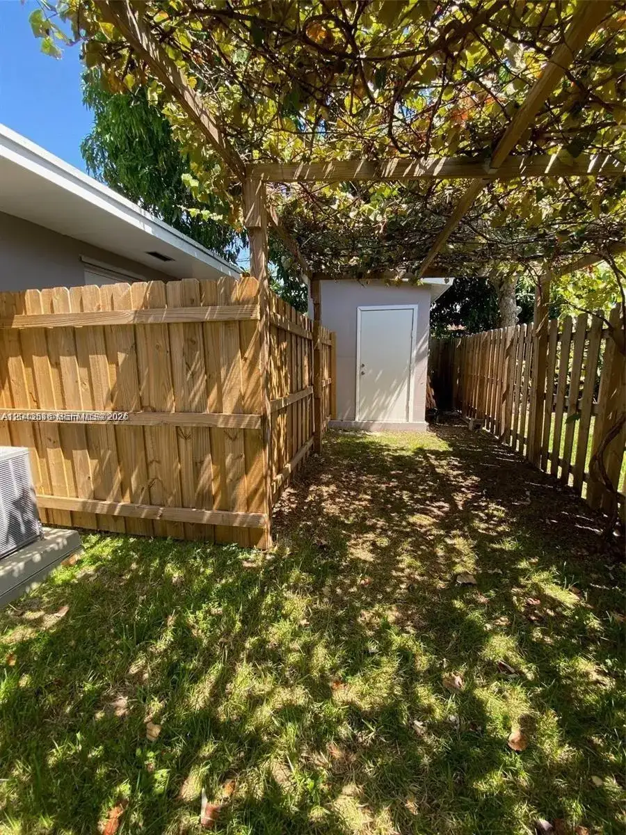 1005 NE 2nd St, Hallandale Beach FL 33009 photo 5