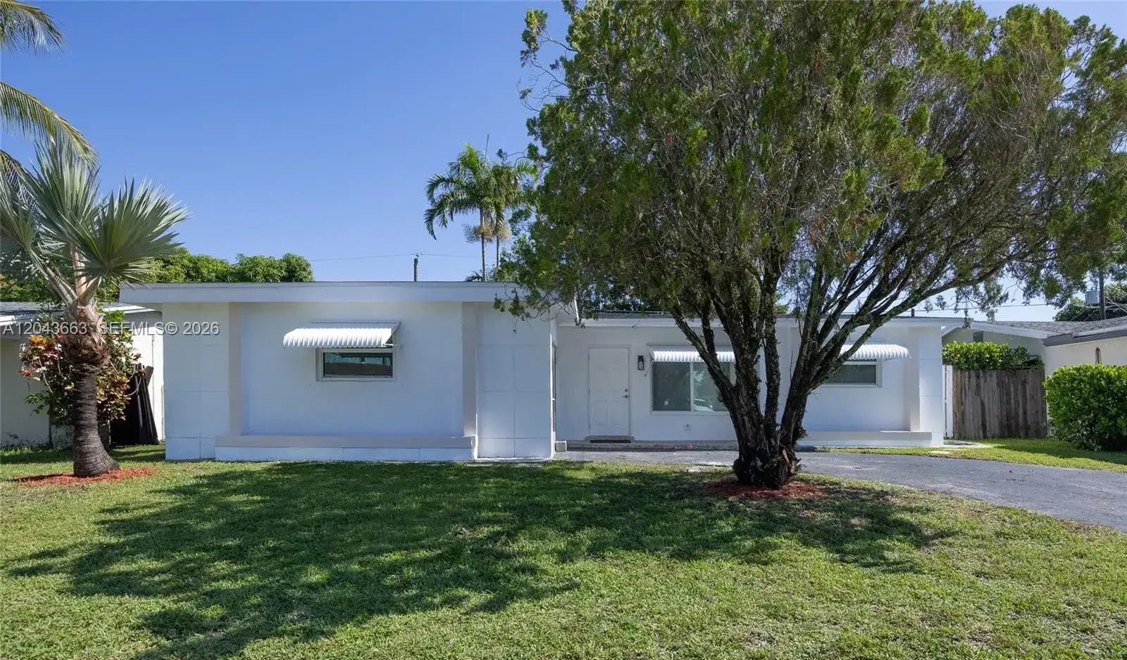 8571 NW 27th Pl, Sunrise FL 33322 photo 2