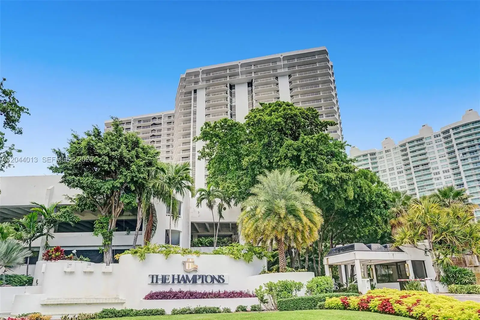20281 E Country Club Dr # 407, Aventura FL 33180 photo 2
