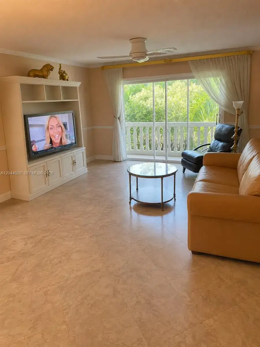 219 NE 14th Ave # 306, Hallandale Beach FL 33009 photo 4