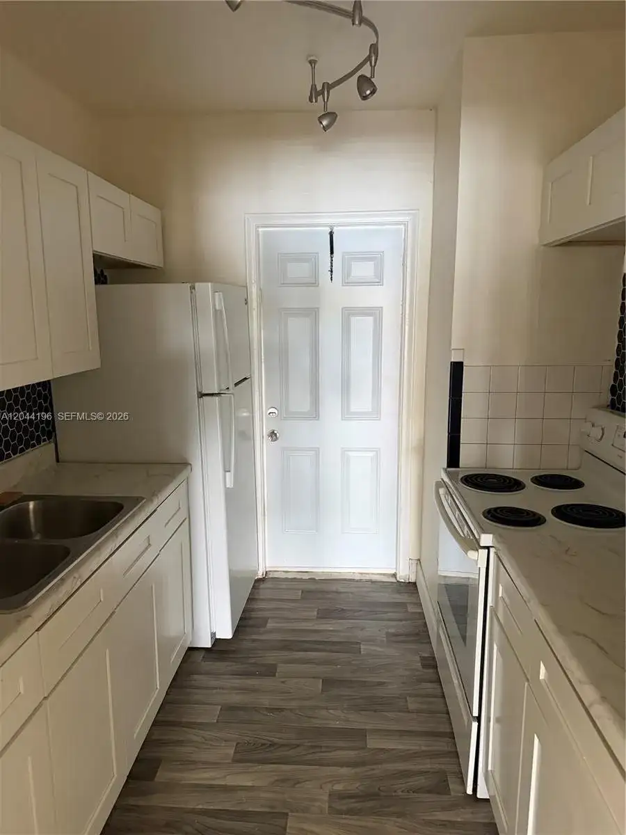 19001 NE 2nd Ave # 1404, Miami FL 33179 photo 4
