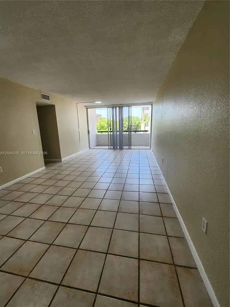802 NW 87th Ave # 312, Miami FL 33172 photo 2