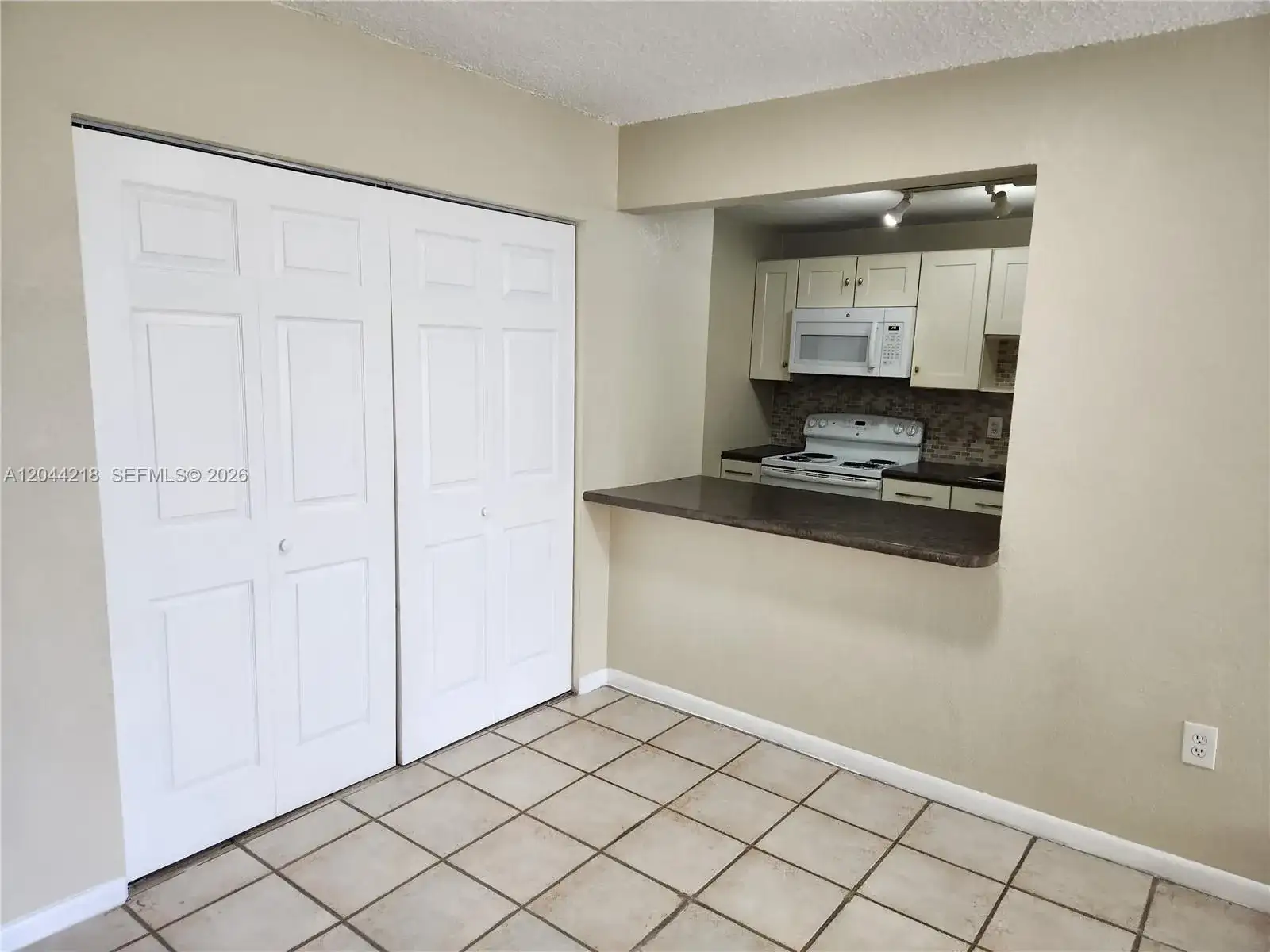 802 NW 87th Ave # 312, Miami FL 33172 photo 4