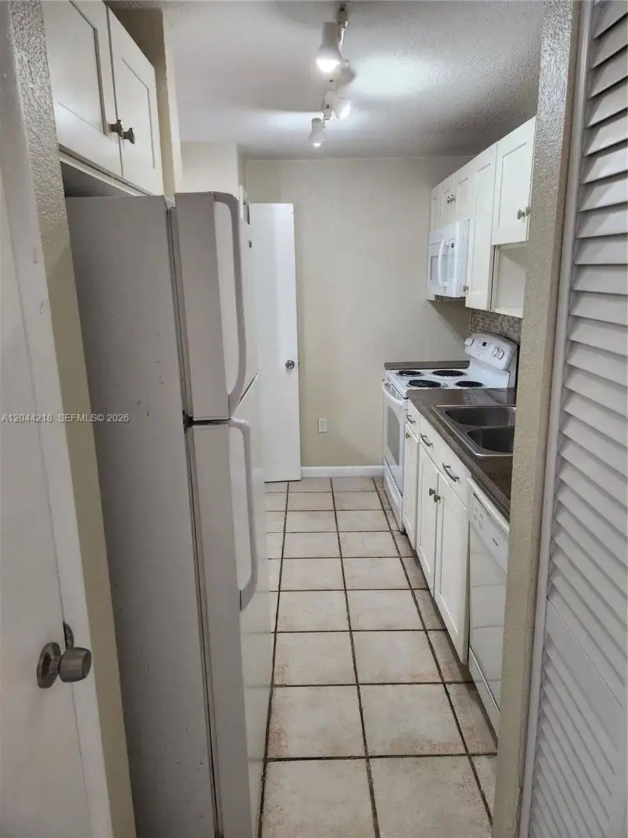 802 NW 87th Ave # 312, Miami FL 33172 photo 5