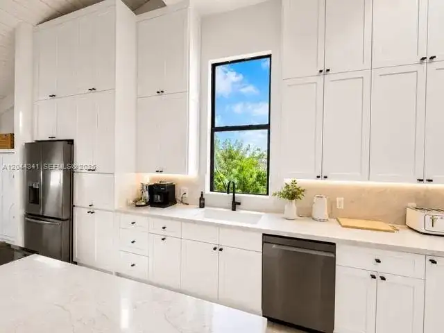 2641 S Parkview Dr, Hallandale Beach FL 33009 photo 2