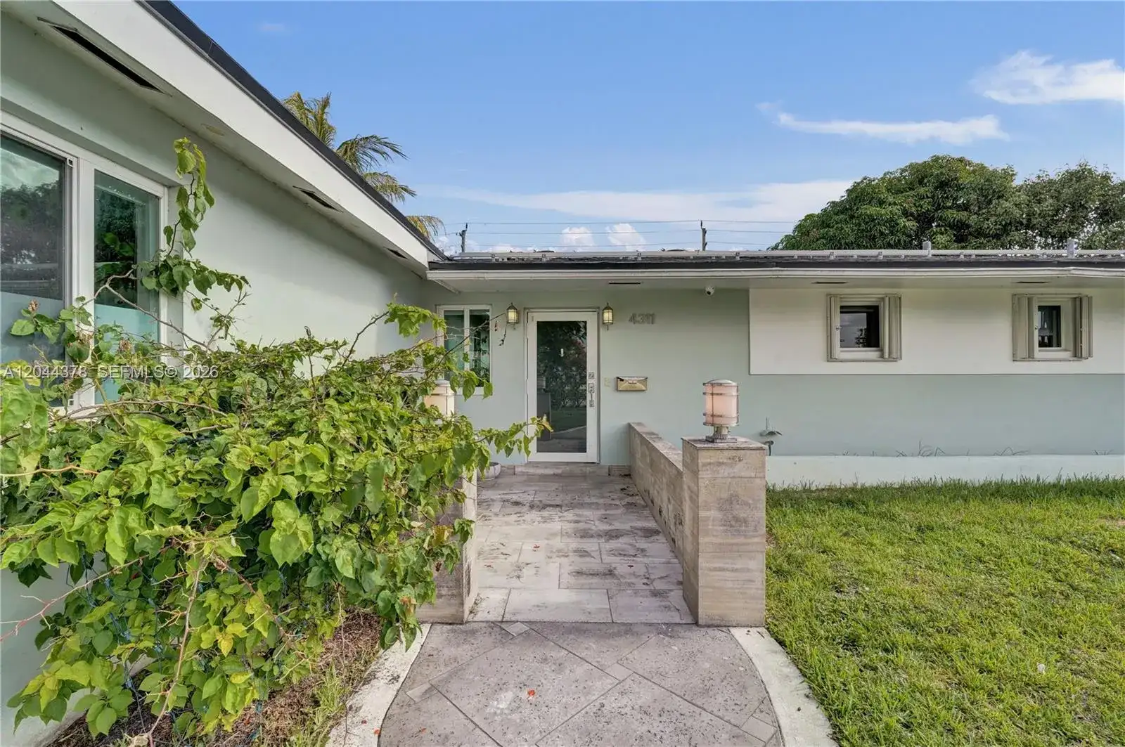 4311 Hayes St, Hollywood FL 33021 photo 2