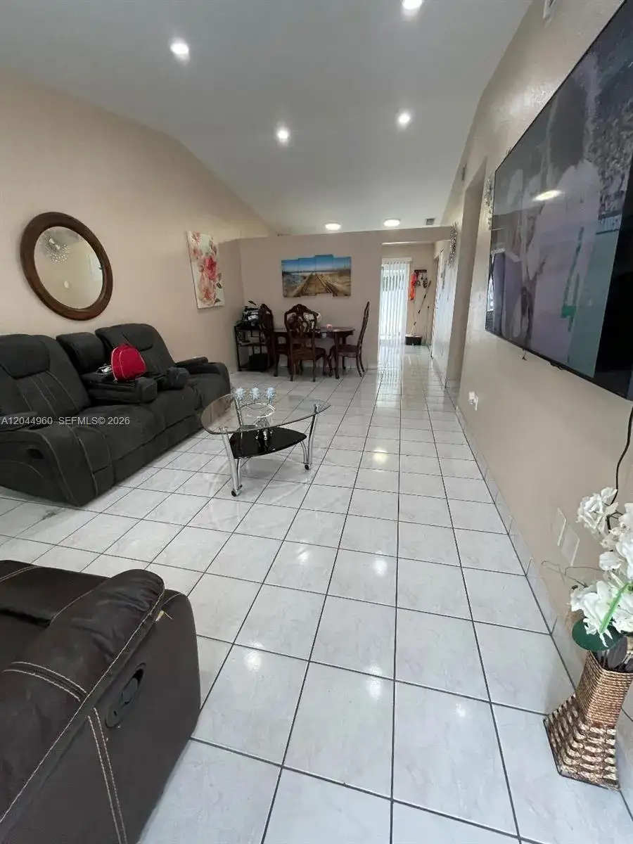 7681 NW 178th Ter, Hialeah FL 33015 photo 4