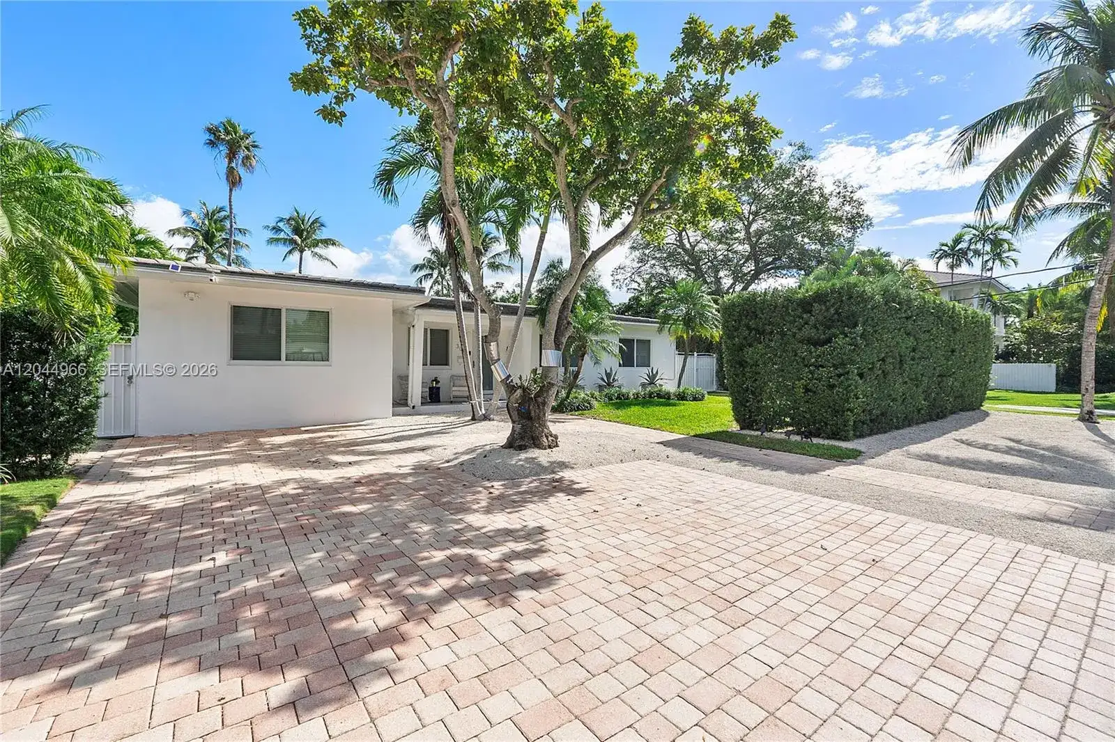 301 Hampton Ln, Key Biscayne FL 33149 photo 2