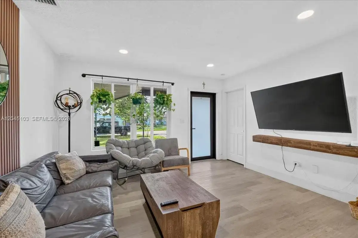 1131 N 75th Ave, Hollywood FL 33024 photo 3