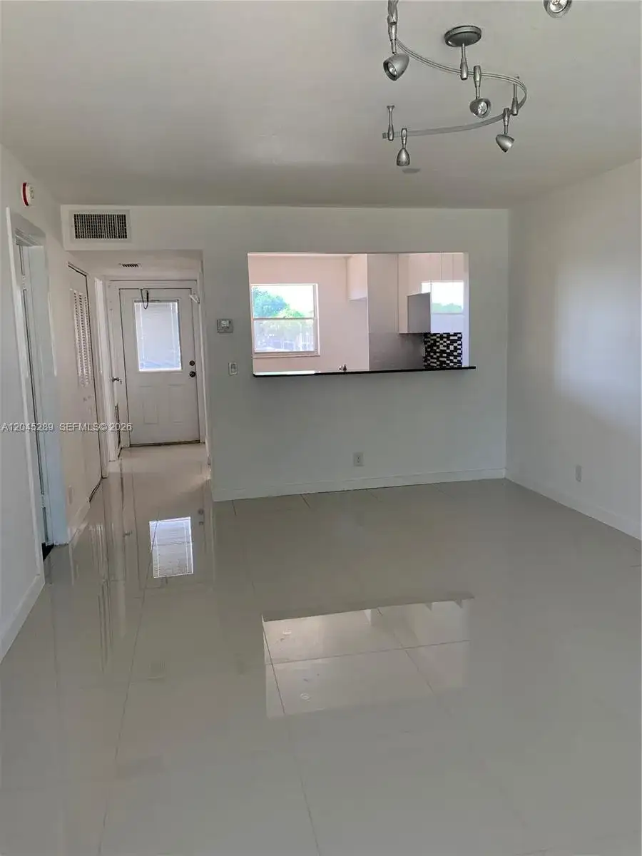 201 Berkley Rd # 204, Hollywood FL 33024 photo 3