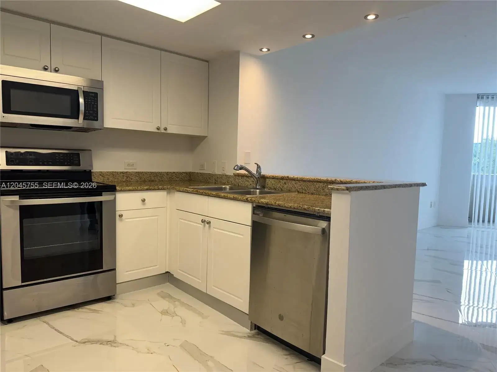 19501 W Country Club Dr # 406, Aventura FL 33180 photo 3