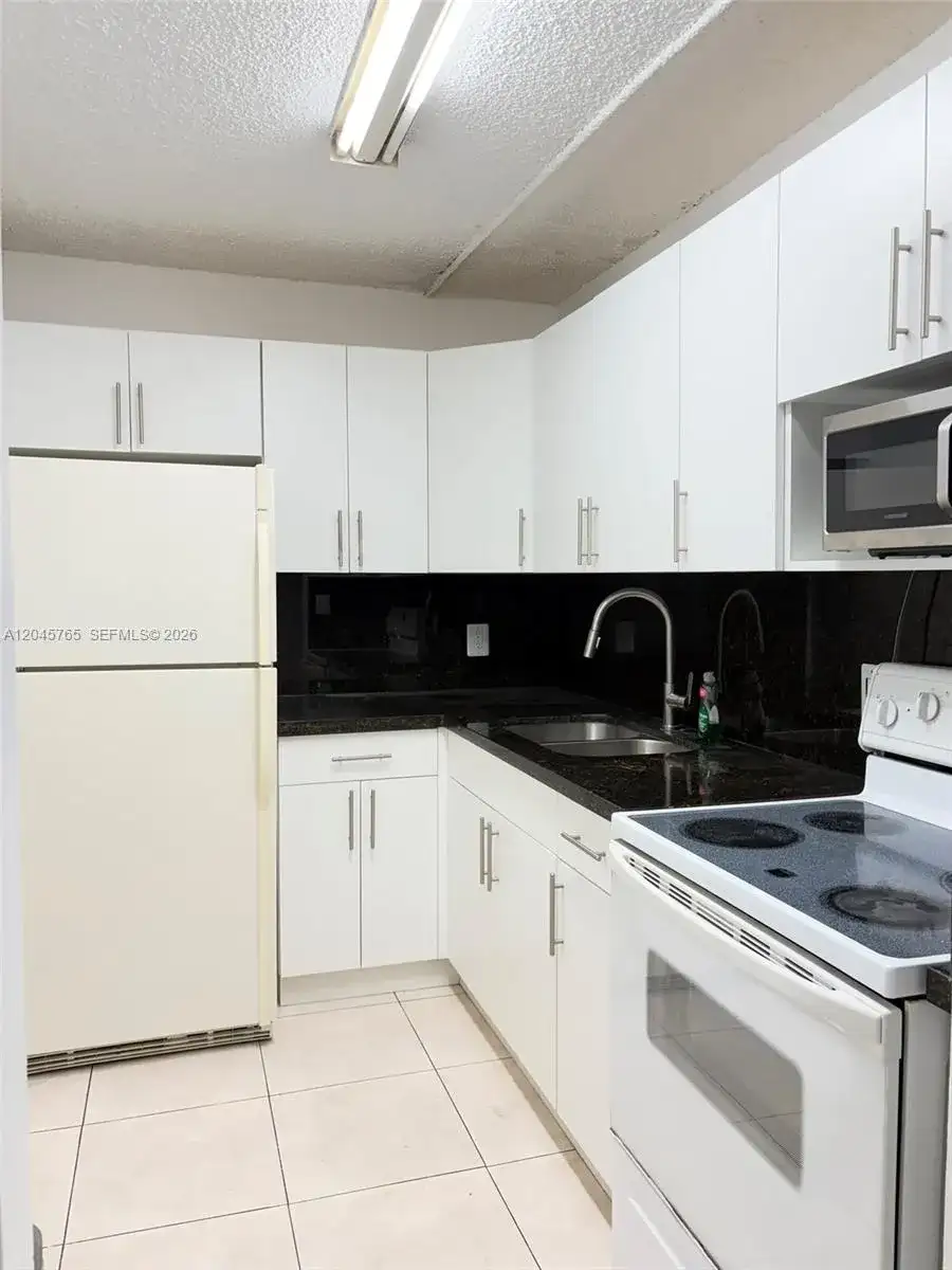 8411 NW 8th St # 206, Miami FL 33126 photo 3