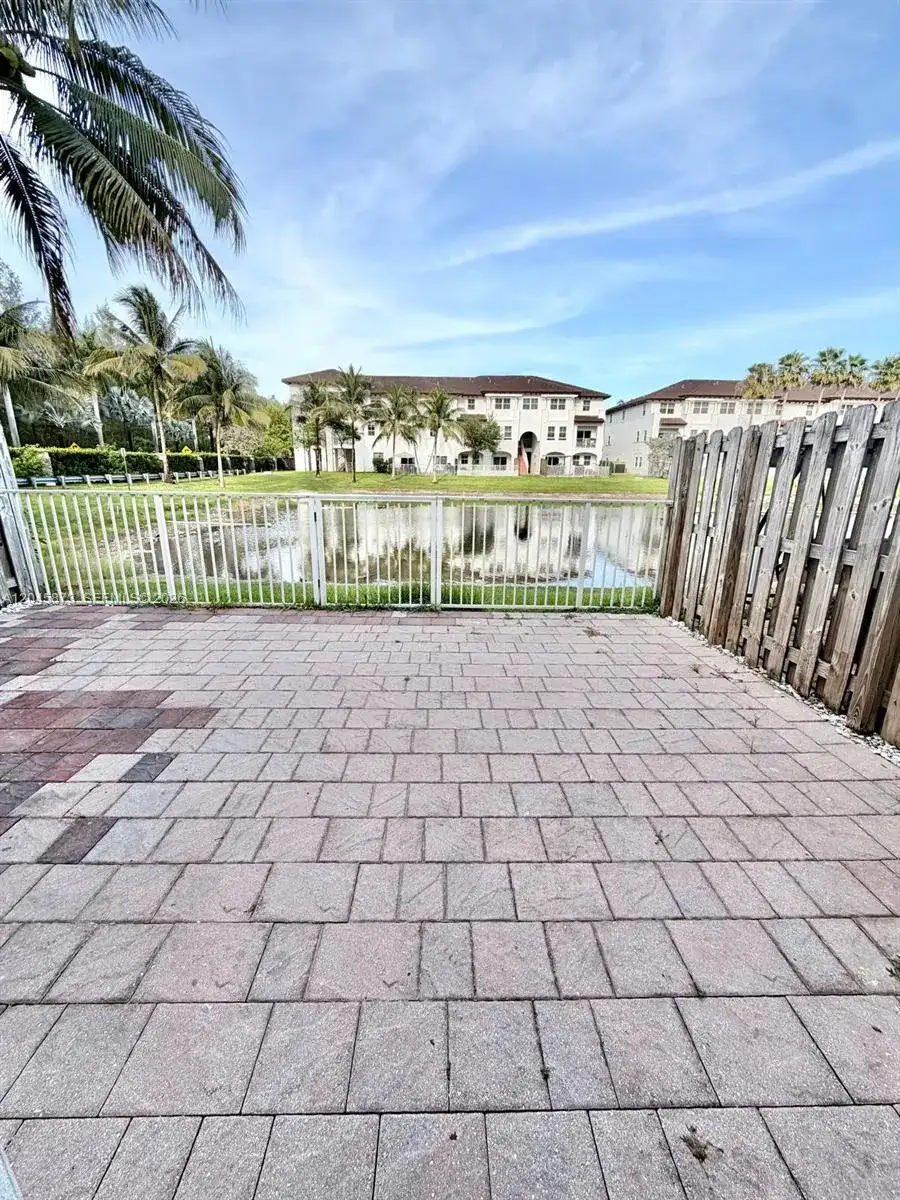 8965 NW 98th Ave, Doral FL 33178 photo 2