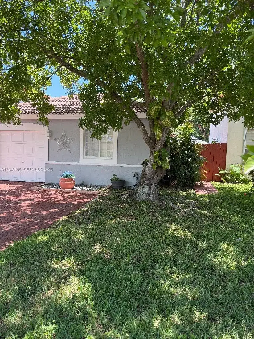19554 NW 79th Pl, Hialeah FL 33015 photo 2