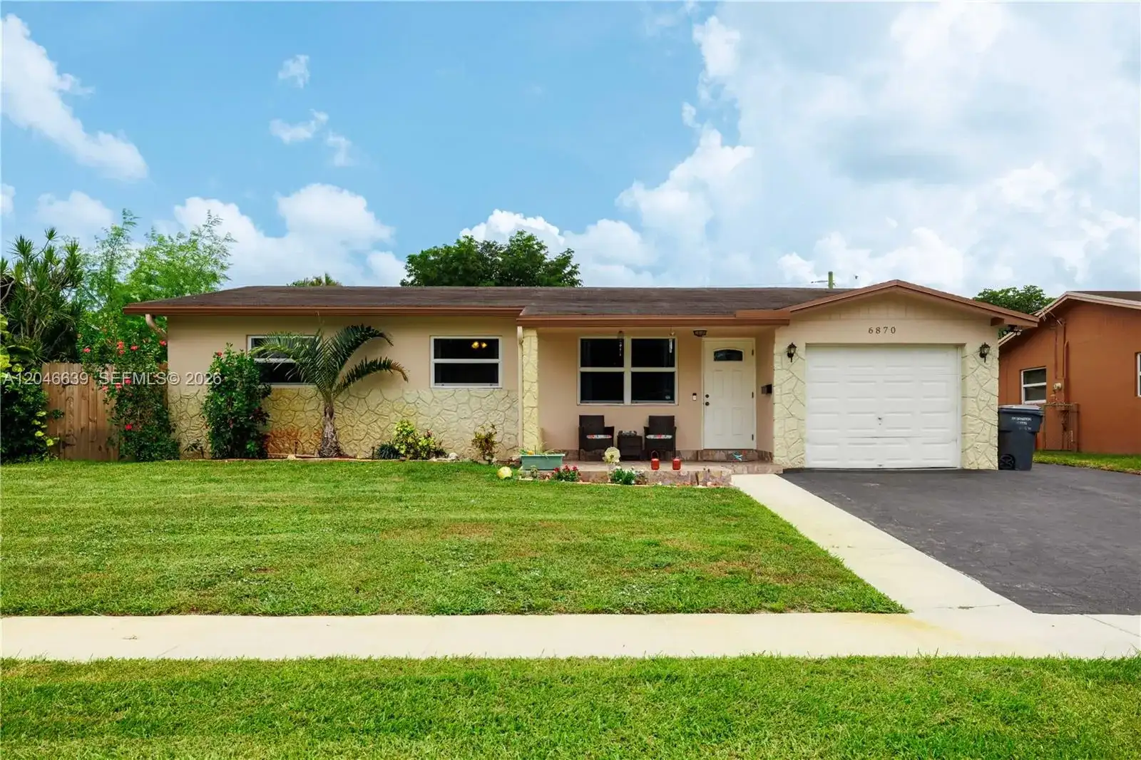 6870 Pershing St, Hollywood FL 33024 photo 2