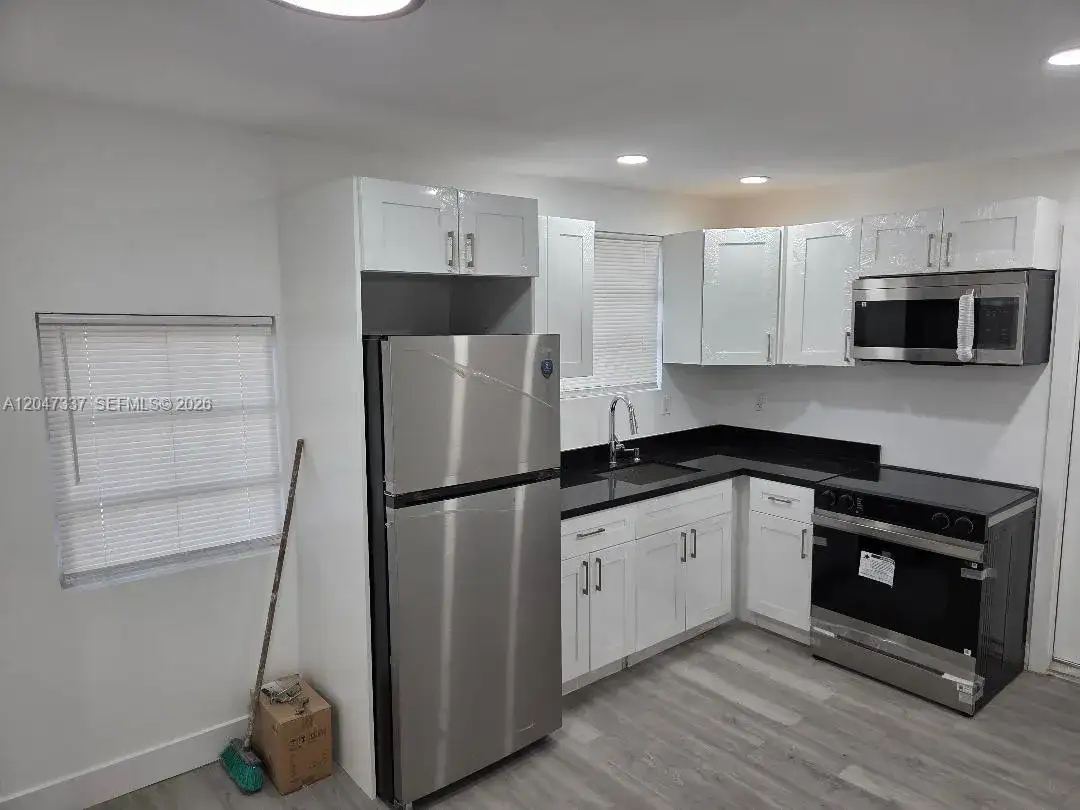 2911 NW 30th St, Miami FL 33142 photo 2