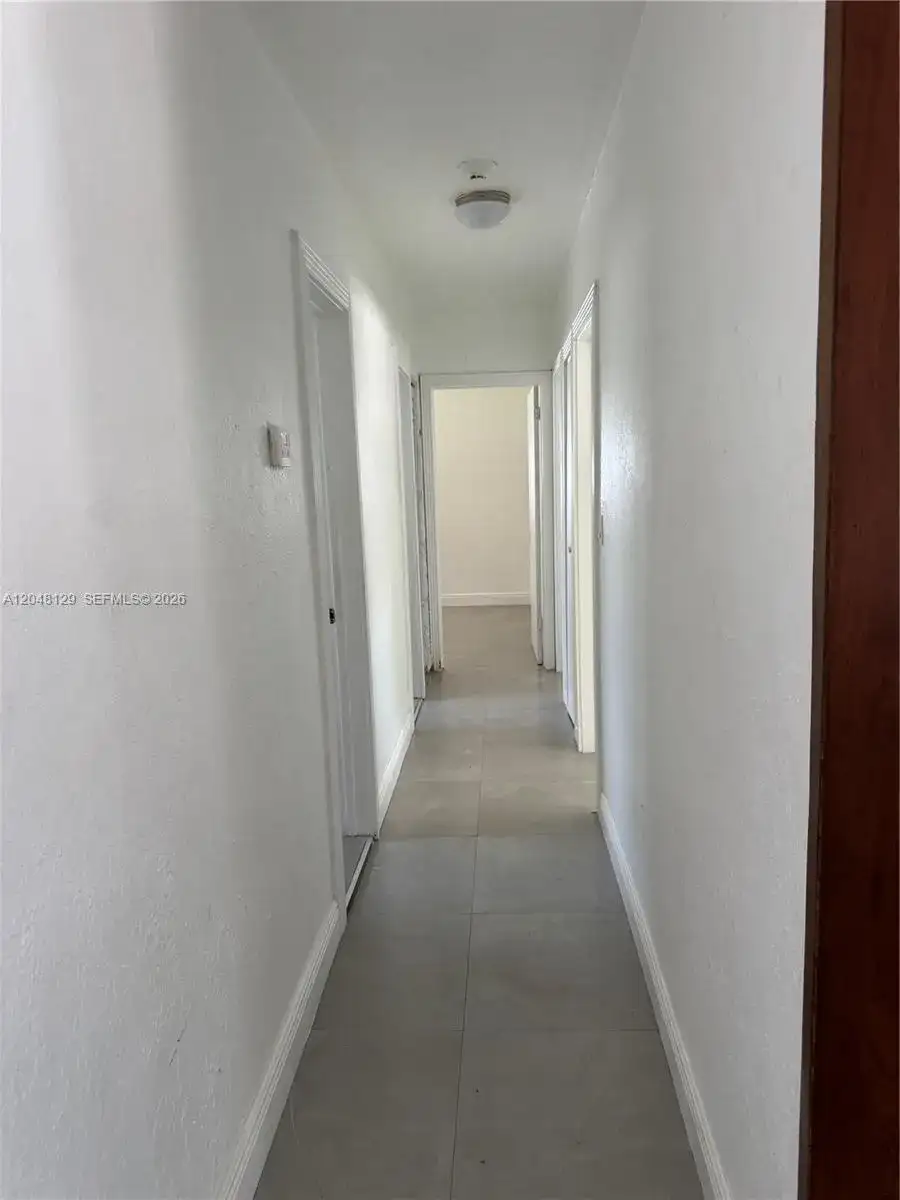 1281 NE 209th Ter, Miami FL 33179 photo 4
