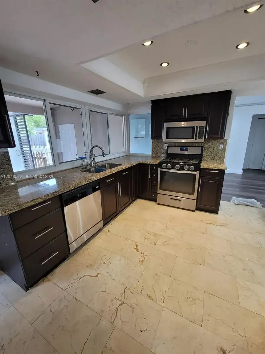 8461 NW 27th Pl, Sunrise FL 33322 photo 5