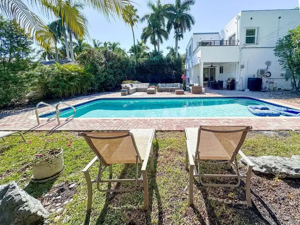 1255 Jackson St, Hollywood FL 33019 photo 2