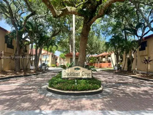 10211 SW 77th Ct, Miami FL 33156 photo 2
