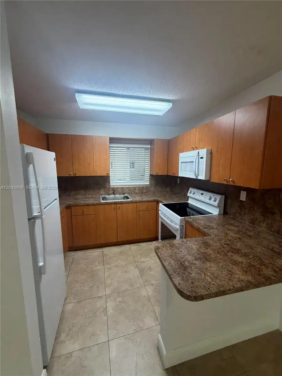 1650 W 44th Pl # 119, Hialeah FL 33012 photo 2