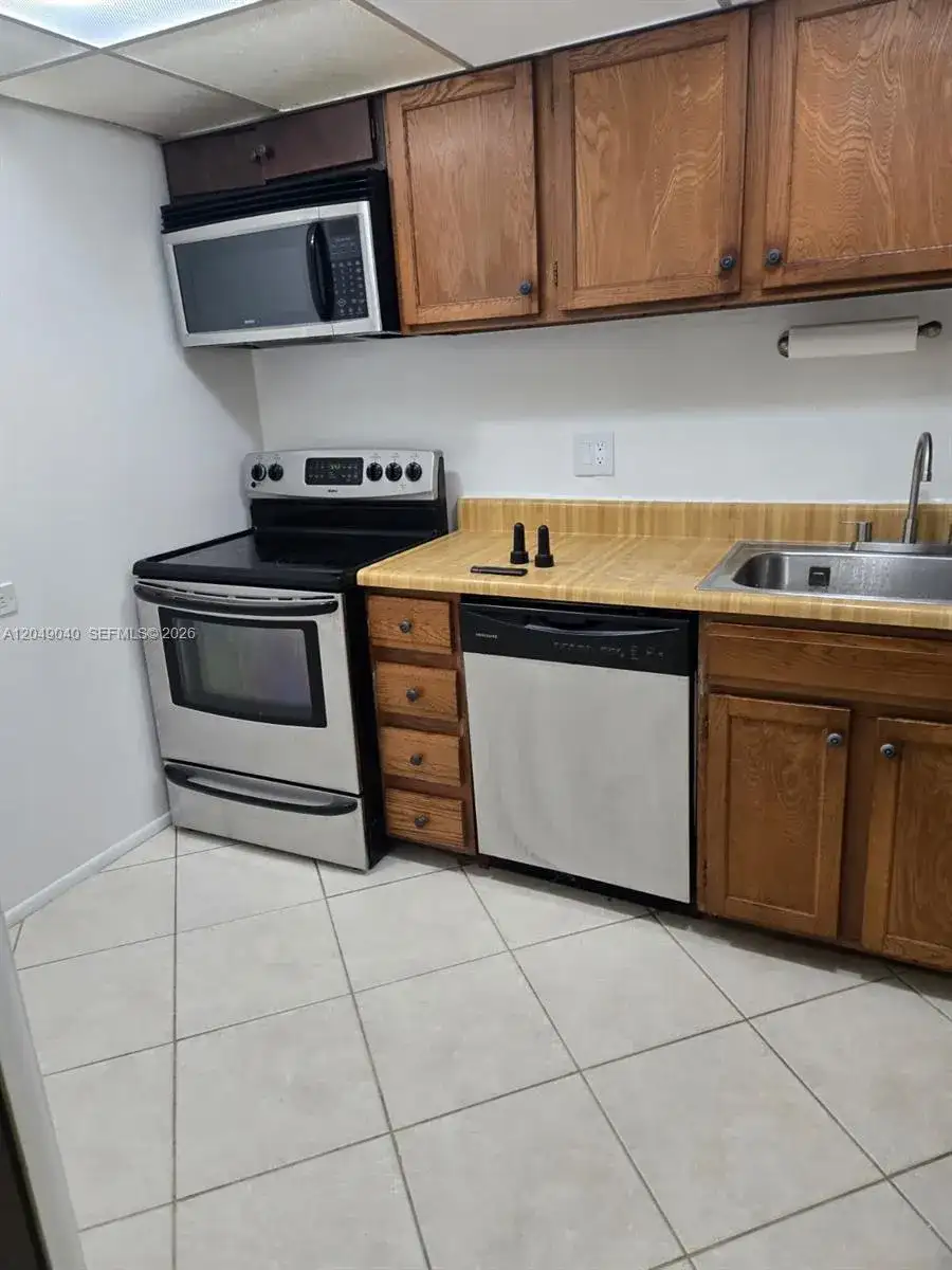 3690 Inverrary Dr # 2Q, Lauderhill FL 33319 photo 5