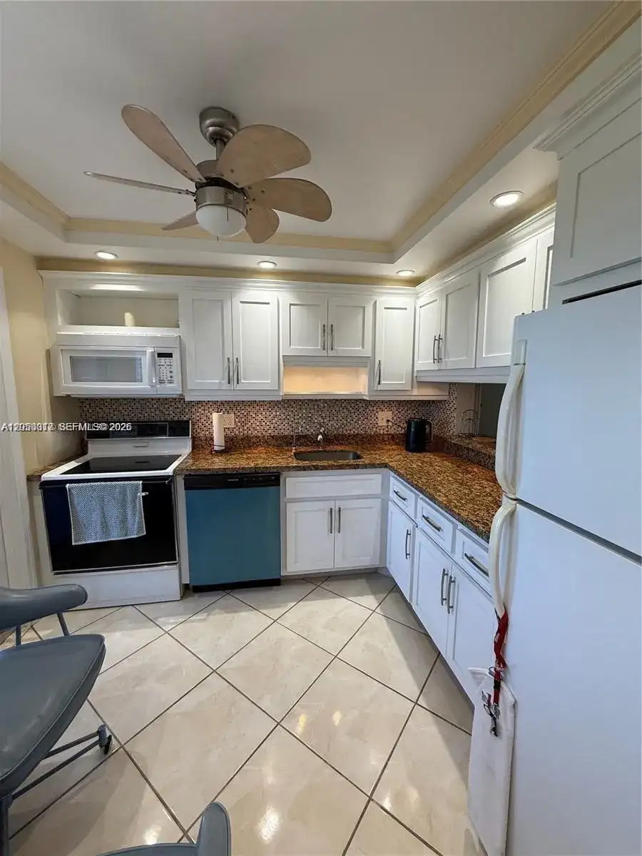 4800 Hillcrest Ln # 511, Hollywood FL 33021 photo 3
