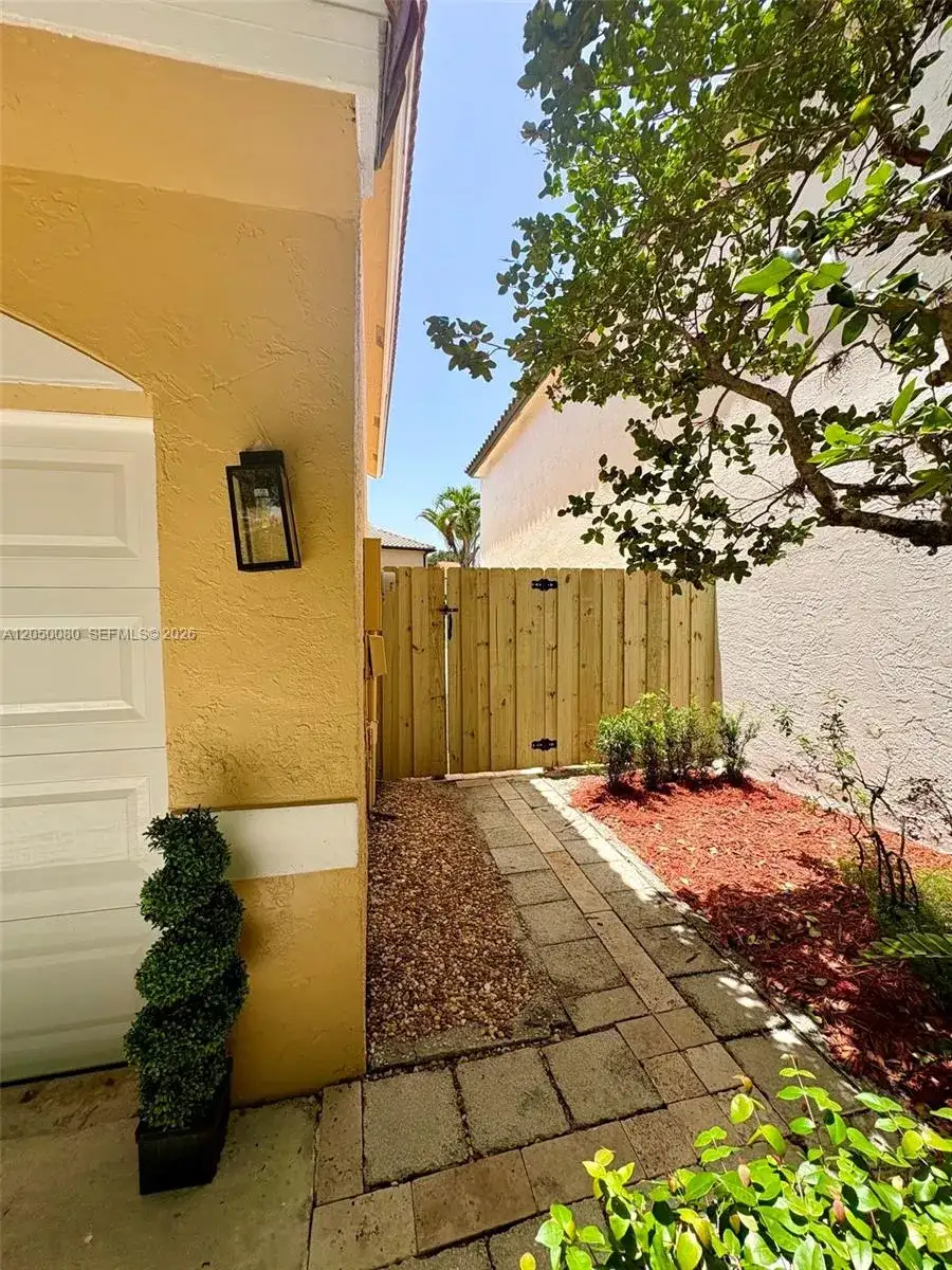 9833 NW 5th Ct, Plantation FL 33324 photo 5