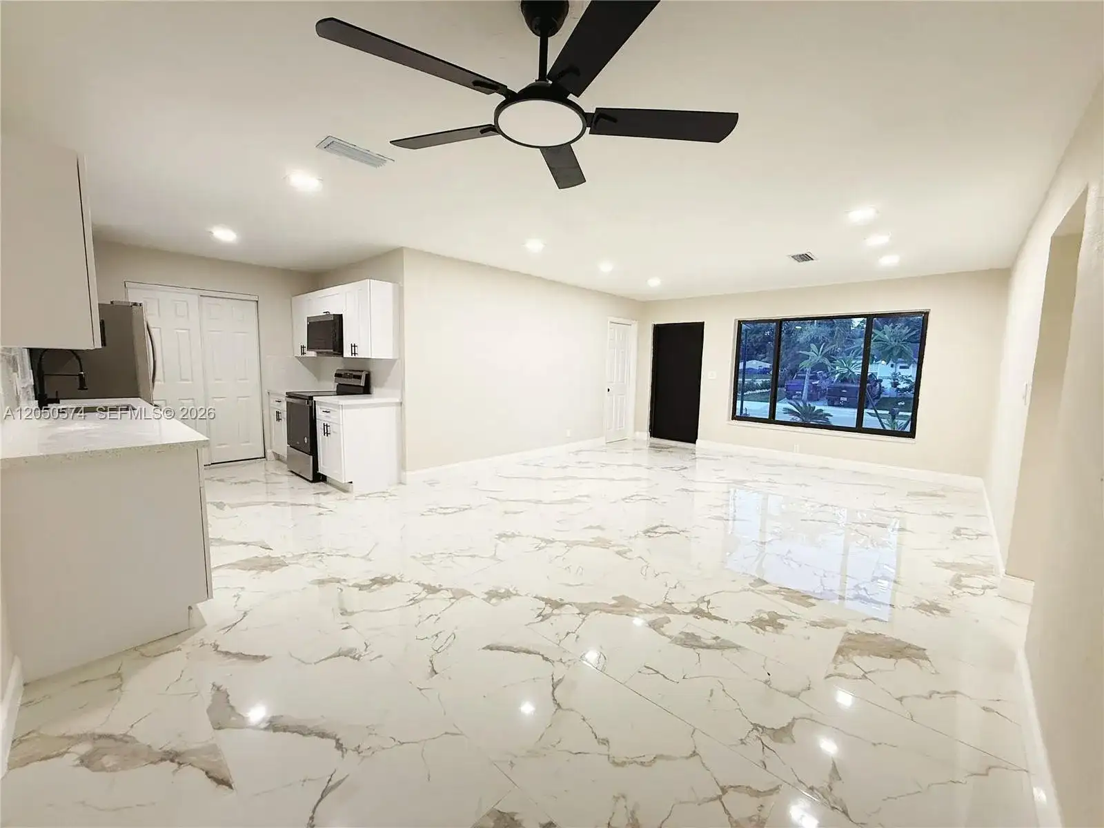 2401 SW 50th Ter, Plantation FL 33317 photo 4